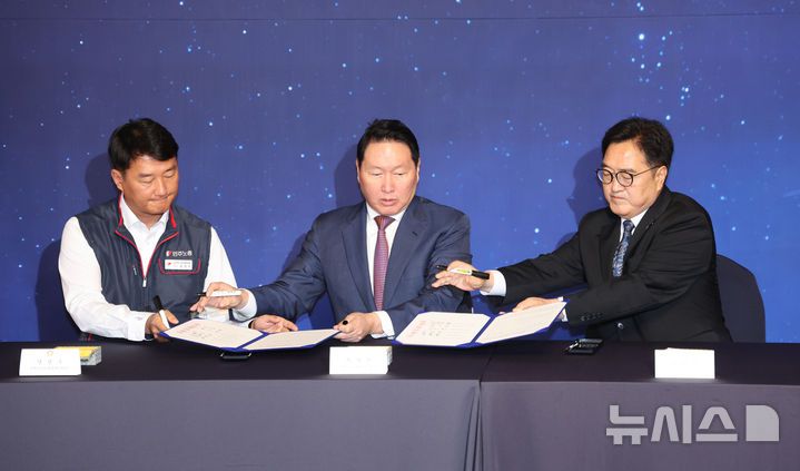 [서울=뉴시스] 김명년 기자 = 우원식(오른쪽) 국회의장이 15일 서울 여의도 국회 사랑재에서 열린 사회적 대화 공동선언식에서 서명을 하고 있다. 왼쪽부터 양경수 민주노총 위원장, 최태원 대한상공회의소 회장, 우 의장. 2025.10.15. kmn@newsis.com