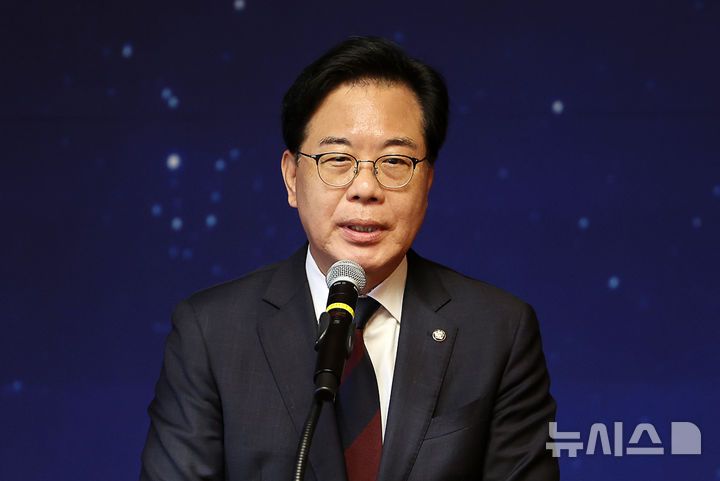 [서울=뉴시스] 김명년 기자 = 송언석 국민의힘 원내대표가 15일 서울 여의도 국회 사랑재에서 열린 사회적 대화 공동선언식에서 발언하고 있다. 2025.10.15. kmn@newsis.com