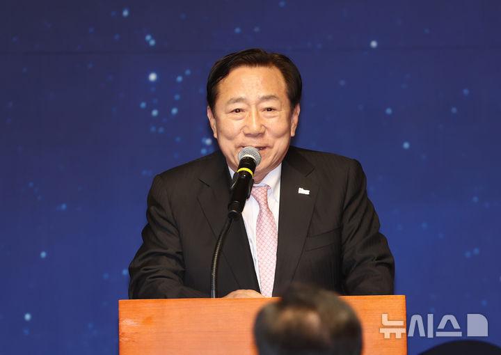 [서울=뉴시스] 김명년 기자 = 김기문 중소기업중앙회 회장이 15일 서울 여의도 국회 사랑재에서 열린 사회적 대화 공동선언식에서 발언하고 있다. 2025.10.15. kmn@newsis.com