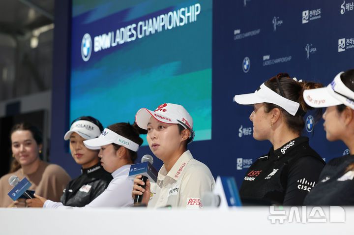[해남=뉴시스] 권창회 기자 = 15일 오후 전남 해남 파인비치 골프링크스에서 열린 BMW 레이디스 챔피언십 2025 미디어데이에서 김효주가 취재진 질문에 답하고 있다. 2025.10.15. kch0523@newsis.com