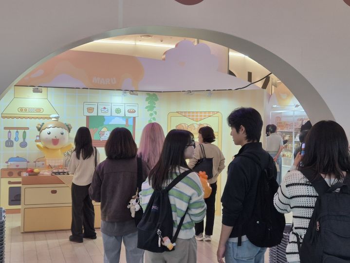 [서울=뉴시스] 네이버웹툰이 슈퍼 IP '마루는 강쥐'의 새로운 팝업스토어 '마루의 숲속 베이커리에 놀러와'를 연다. 이번 팝업스토어는 10월 16일부터 26일까지 서울 송파구 롯데월드몰 1층 아트리움에서 운영되며, 운영 시간은 오전 10시 30분부터 오후 10시까지다(입장 마감 오후 9시). (사진=네이버웹툰 제공) 2025.10.16. photo@newsis.com *재판매 및 DB 금지