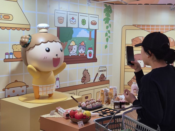 [서울=뉴시스] 네이버웹툰이 슈퍼 IP '마루는 강쥐'의 새로운 팝업스토어 '마루의 숲속 베이커리에 놀러와'를 연다. 이번 팝업스토어는 10월 16일부터 26일까지 서울 송파구 롯데월드몰 1층 아트리움에서 운영되며, 운영 시간은 오전 10시 30분부터 오후 10시까지다(입장 마감 오후 9시). (사진=네이버웹툰 제공) 2025.10.16. photo@newsis.com *재판매 및 DB 금지