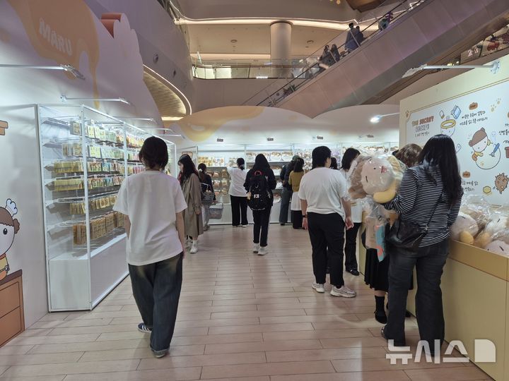 [서울=뉴시스] 신효령 기자 = 네이버웹툰이 16일 서울 송파구 롯데월드몰 1층 아트리움에 슈퍼 IP '마루는 강쥐'의 새로운 팝업스토어 '마루의 숲속 베이커리에 놀러와'를 열었다. 이번 팝업스토어는 10월 26일까지 서울 송파구 롯데월드몰 1층 아트리움에서 운영되며, 운영 시간은 오전 10시 30분부터 오후 10시까지다(입장 마감 오후 9시). 2025.10.16. photo@newsis.com