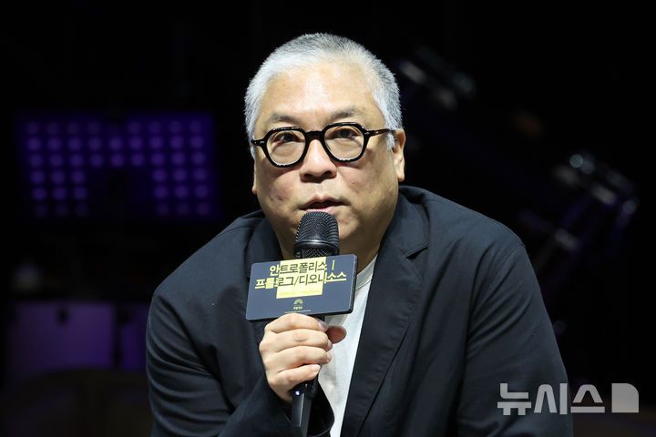 [서울=뉴시스] 박진희 기자 = '안트로폴리스 5부작'의 1부 '프롤로그/디오니소스'(Prolog/Dionysos)' 연출 윤한솔이 16일 서울 중구 국립극단 명동예술극장에서 기자간담회를 하고 있다. '안트로폴리스'는 고대 그리스 신화 속 '테베' 왕가의 비극을 탐구한 작품이다. 2025.10.16. pak7130@newsis.com