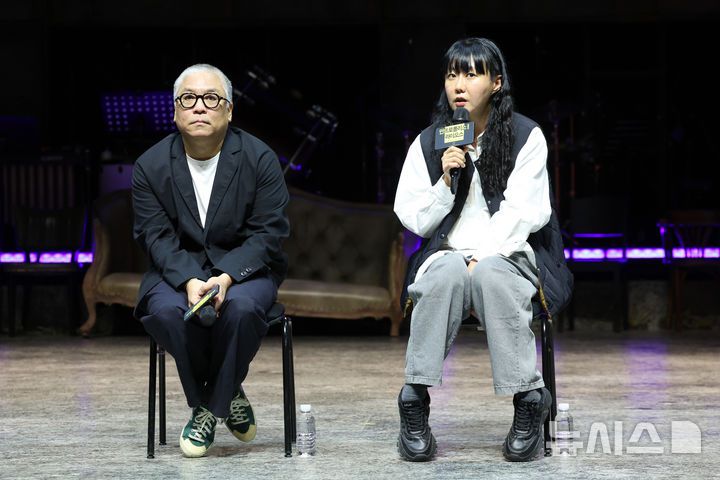[서울=뉴시스] 박진희 기자 = '안트로폴리스 5부작'의 1부 '프롤로그/디오니소스'(Prolog/Dionysos)' 연출 윤한솔(왼쪽)과 2부 '라이오스'(Laios) 각색·연출 김수정이 16일 서울 중구 국립극단 명동예술극장에서 기자간담회를 하고 있다. '안트로폴리스'는 고대 그리스 신화 속 '테베' 왕가의 비극을 탐구한 작품이다. 2025.10.16. pak7130@newsis.com