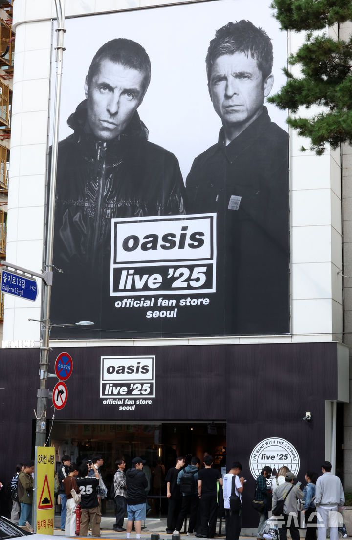 [서울=뉴시스] 이영환 기자 = 16일 오후 서울 중구 뉴스 뮤지엄(N:NEWS MUSEUM)에서 오아시스 라이브'25 팬 스토어(Oasis Live '25 Fan Store)가 운영되고 있다.오아시스 측에 따르면 팬 스토어는 이날부터 오는 26일까지 오전 11시부터 오후 8시까지 운영된다. 스토어에서는 티셔츠, 후디, 재킷 등 의류와 액세서리를 포함한 월드투어 '라이브 25' 공식 머천다이즈 풀 컬렉션과 함께 '아디다스 오리지널스 x 오아시스(adidas Originals x Oasis)' 협업 제품 일부도 선보인다. 2025.10.16. 20hwan@newsis.com