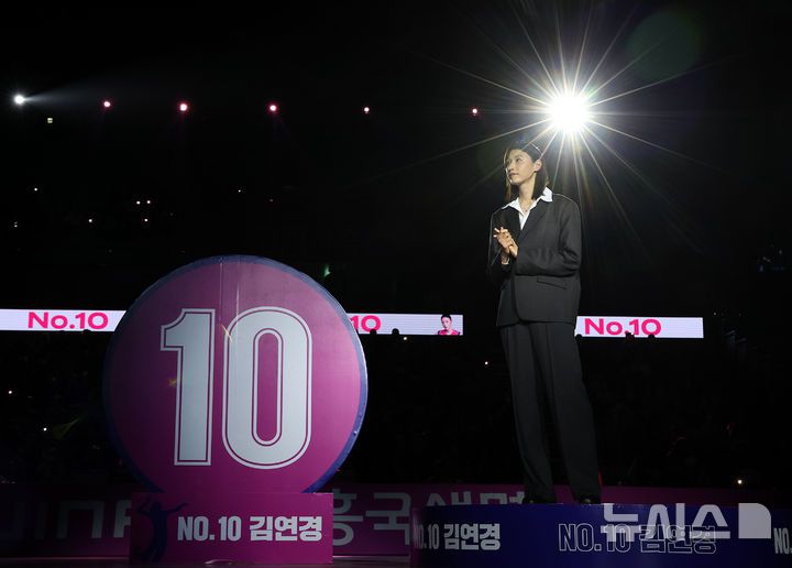 [인천=뉴시스] 이영환 기자 = 김연경이 18일 오후 인천 부평구 삼산월드체육관에서 열린 진에어 2025-2026 V리그 여자부 흥국생명과 정관장의 경기 종료 후 진행된 은퇴식에서 영상을 시청하고 있다. 2025.10.18. 20hwan@newsis.com