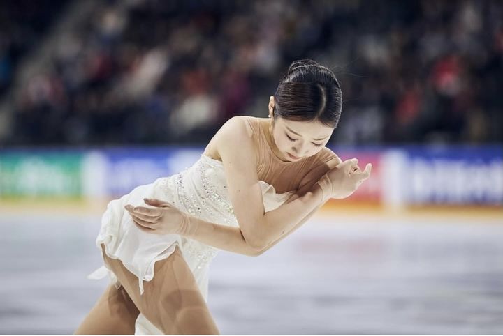 [서울=뉴시스] 피겨스케이팅 국가대표 신지아가 19일(한국 시간) 프랑스 앙제에서 열린 2025~2026 국제빙상경기연맹(ISU) 피겨 시니어 그랑프리 1차 대회 프리스케이팅에서 연기를 펼치고 있다. (사진=ISU 공식 SNS 캡처) 2025.10.19.  *재판매 및 DB 금지