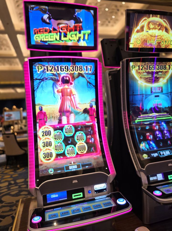 글로벌 인기 '오징어게임'을 테마로 한 슬롯머신이 올 상반기 필리핀 카지노에 설치되어 있지만 까다로운 규제 때문에 강원랜드에는 언제 설치될 수 있을지 불투명하다.(사진=뉴시스)  *재판매 및 DB 금지