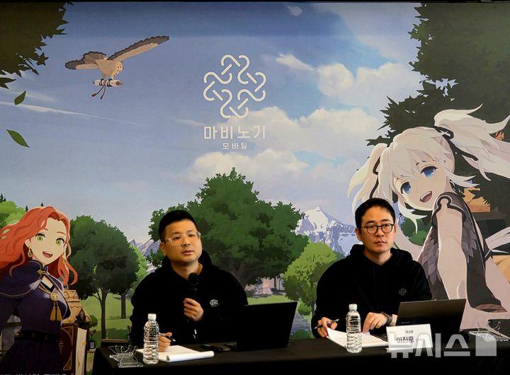 [서울=뉴시스]오동현 기자 = '마비노기 모바일' 개발사 데브캣의 이진훈 디렉터와 넥슨의 강민철 마비노기 사업실장이 20일 오후 서울 성수동에서 언론사 대상 '마비노기 모바일' 공동 인터뷰를 통해 그간의 성과와 향후 계획을 밝혔다. 2025.10.20. odong85@newsis.com