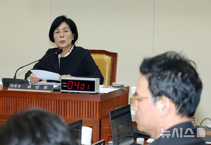 [서울=뉴시스] 고승민 기자 = 최민희 국회 과방위원장이 20일 서울 여의도 국회에서 열린 과학기술정보방송통신위원회의 방송미디어통신위원회 관련(YTN,TBS,연합뉴스TV) 국정감사에서 박정훈 국민의힘 의원 발언에 관해 신상발언을 하고 있다. 2025.10.20. kkssmm99@newsis.com