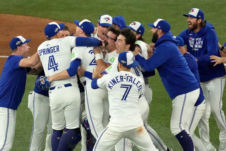 [토론토=AP/뉴시스] 토론토 블루제이스 선수들이 20일(현지 시간) 캐나다 토론토 로저스 센터에서 열린 2025 메이저리그 아메리칸리그 챔피언십 시리즈(ALCS·7전4선승제) 최종 7차전에서 시애틀 매리너스를 꺾은 후 환호하고 있다. 토론토는 1-3으로 끌려가던 7회 말 조지 스프링어의 역전 3점 포로 4-3 승리를 거둬, 시리즈 전적 4승 3패를 기록하며 32년 만에 월드시리즈(WS·7전4선승제)에 진출해 LA 다저스와 맞붙는다. 2025.10.21.
