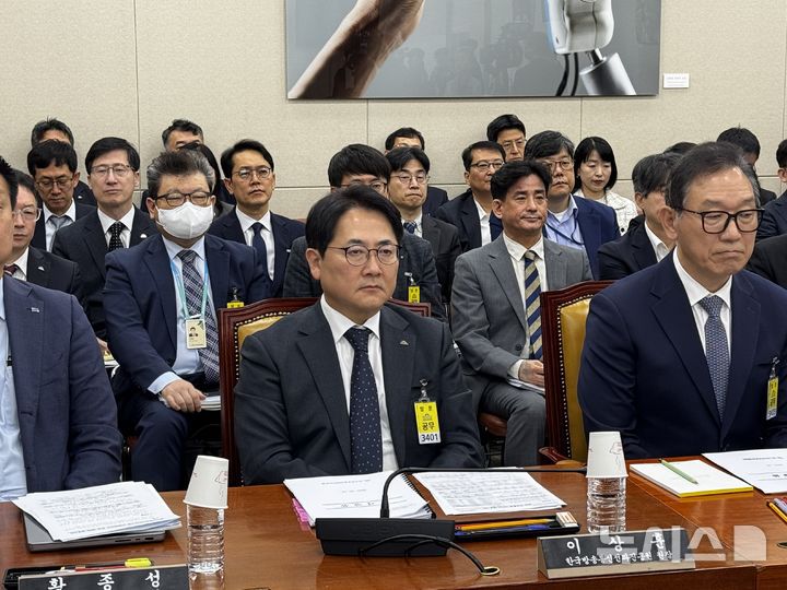 [서울=뉴시스]심지혜 기자 = 이상훈 한국방송통신전파진흥원장이 국회 과학기술정보방송통신위원회의 21일 해킹 관련 기관 대상 국정감사를 위해 출석해 대기하고 있다. 25.10.21. siming@newsis.com