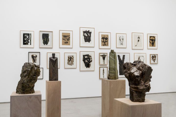 PKM갤러리 정현 개인전 전시 전경. 콜타르로 그린 드로잉과 청동 조각이 함께 선보인다. *재판매 및 DB 금지