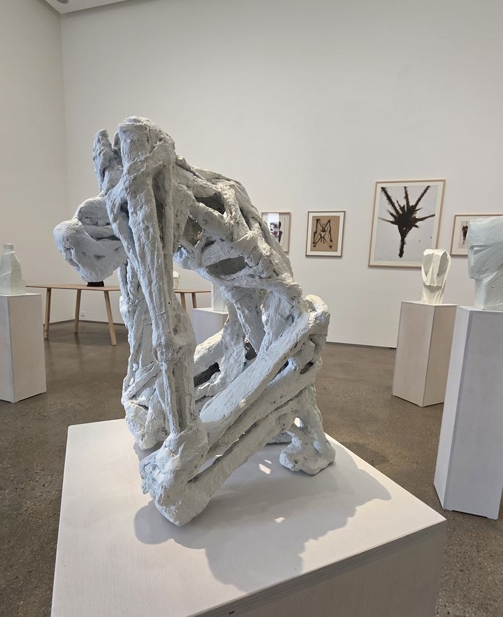 [사진=박현주 미술전문기자]1991년 제작한 조각작품. 무릎을 꿇고 고뇌하는 뼈만 남은 인간의 형상은 모든 것을 다시 시작하겠다는 의지가 담겼다. *재판매 및 DB 금지