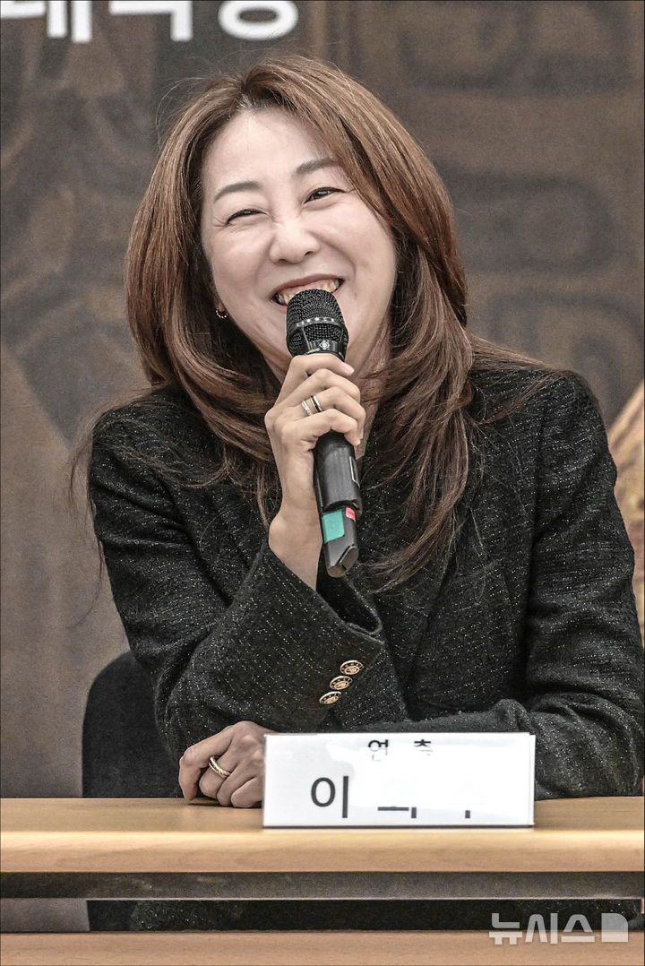 [서울=뉴시스]21일 서울 종로구 세종문화회관에서 열린 서울시오페라단 창단 40주년 기념 '아이다' 제작발표회에서 이회수 연출이 발언하고 있다. (사진=세종문화회관 제공)