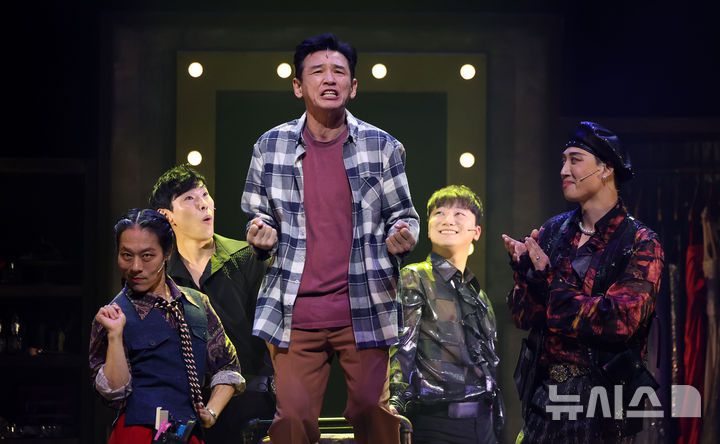 [서울=뉴시스] 김선웅 기자 = 배우 황정민이  21일 서울 송파구 샤롯데씨어터에서 열린 뮤지컬 미세스 다웃파이어 프레스콜에서 주요 장면을 시연하고 있다. 2025.10.21. mangusta@newsis.com