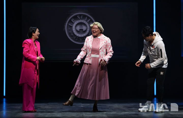 [서울=뉴시스] 김선웅 기자 = 배우 박혜나, 정성화, 이지훈이 21일 서울 송파구 샤롯데씨어터에서 열린 뮤지컬 미세스 다웃파이어 프레스콜에서 주요 장면을 시연하고 있다. 2025.10.21. mangusta@newsis.com