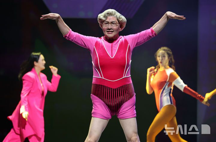 [서울=뉴시스] 김선웅 기자 = 배우 정상훈이 21일 서울 송파구 샤롯데씨어터에서 열린 뮤지컬 미세스 다웃파이어 프레스콜에서 주요 장면을 시연하고 있다. 2025.10.21. mangusta@newsis.com