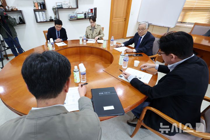 [서울=뉴시스] 조성우 기자 = 조남돈(오른쪽 두 번째) 한국프로축구연맹 상벌위원장이 지난 10월21일 오후 서울 종로구 축구회관에서 사회관계망서비스(SNS)를 통해 심판 판정에 불만을 제기한 거스 포옛 전북 현대 감독에 대한 징계 여부 논의를 위해 열린 상벌위원회를 주재하고 있다.포옛 감독은 지난 3일 제주월드컵경기장에서 열린 제주 SK와 전북의 리그 경기 이후 자신의 SNS에 심판 판정에 대한 불만을 토로했다. 2025.10.21. xconfind@newsis.com
