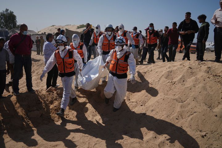 [데이르알발라=AP/뉴시스] 22일(현지 시간) 가자지구 데이르알발라에서 팔레스타인 관계자들이 이스라엘에서 송환된 신원 미상의 팔레스타인인 시신들을 집단 매장하고 있다. 이스라엘은 하마스와 휴전협정에 따라 지금까지 팔레스타인인 시신 150구를 인계한 것으로 알려졌다. 2025.10.23.