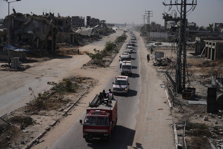 [데이르알발라=AP/뉴시스] 22일(현지 시간) 이스라엘에서 송환된 신원 미상의 팔레스타인인 시신들을 실은 구급차들이 가자지구 칸유니스의 나세르 병원에서 데이르알발라의 매장지로 이동하고 있다. 이스라엘은 하마스와 휴전협정에 따라 지금까지 팔레스타인인 시신 150구를 인계한 것으로 알려졌다. 2025.10.23.