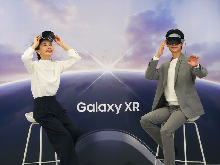 삼성전자는 새로운 AI 경험을 제공하는 헤드셋 형태의 모바일 기기 '갤럭시 XR(Galaxy XR)'을 22일 국내 출시한다고 밝혔다. 사진은 삼성전자 모델들이 갤럭시 XR을 착용하고 있는 모습. (사진=삼성전자 제공) *재판매 및 DB 금지