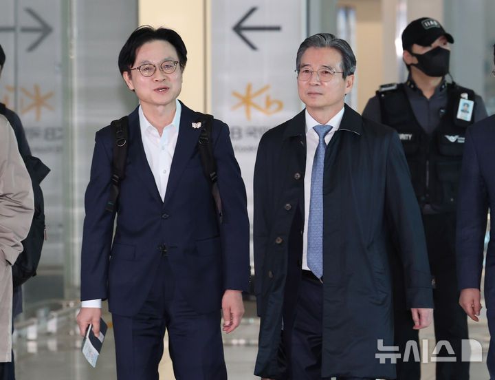 [인천공항=뉴시스] 배훈식 기자 = 김용범(오른쪽) 대통령비서실 정책실장과 김정관 산업통상부 장관이 22일 오전 인천국제공항에서 한미 관세협상 후속 협의를 위해 미국으로 출국하고 있다. 2025.10.22. dahora83@newsis.com