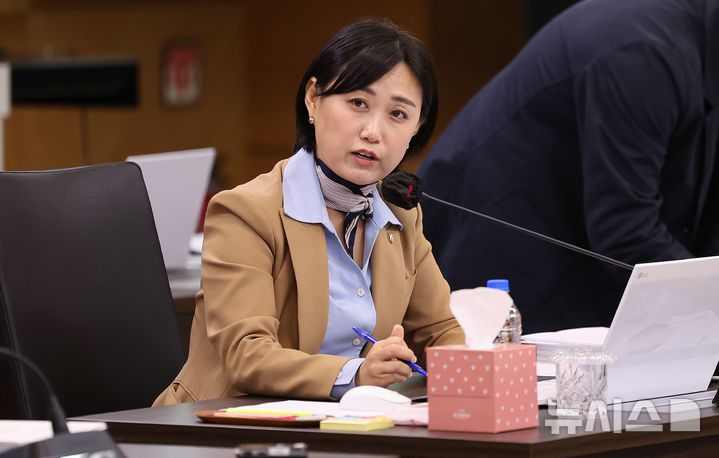 [대구=뉴시스] 이무열 기자 = 백승아 더불어민주당 의원이 22일 대구 수성구 대구광역시교육청에서 열린 경북대학교, 강원대학교, 경북대병원, 강원대병원, 강릉원주대치과병원, 경북대치과병원에 대한 교육위원회 국정감사에서 질의하고 있다. 2025.10.22.  lmy@newsis.com