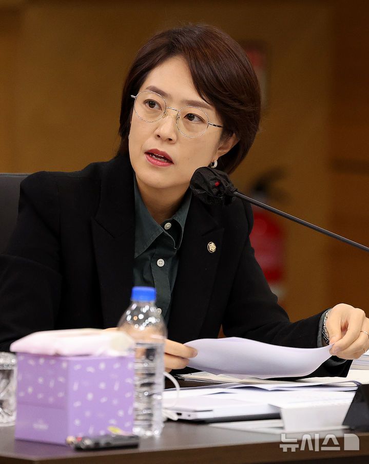 [대구=뉴시스] 이무열 기자 = 고민정 더불어민주당 의원이 22일 대구 수성구 대구광역시교육청에서 열린 경북대학교, 강원대학교, 경북대병원, 강원대병원, 강릉원주대치과병원, 경북대치과병원에 대한 교육위원회 국정감사에서 질의하고 있다. 2025.10.22. lmy@newsis.com