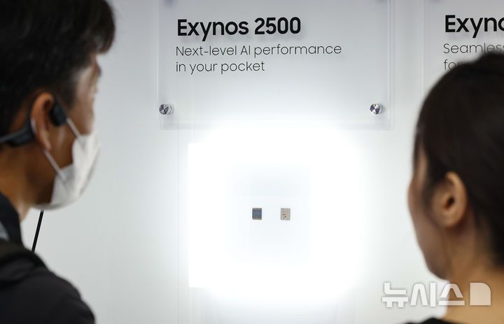 [서울=뉴시스] 황준선 기자 = 22일 서울 강남구 코엑스에서 개막한 제27회 반도체대전을 찾은 관람객이 삼성전자 부스에 전시된 엑시노스2500을 둘러보고 있다. 2025.10.22. hwang@newsis.com