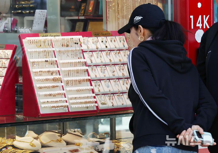 [서울=뉴시스] 조성우 기자 = 국제 금값이 12년 만에 최대 낙폭을 기록한 22일 서울 종로구 한 금은방 앞에서 시민이 상품을 살펴보고 있다.전날 뉴욕상품거래소(COMEX)에서 12월물 금 선물 가격은 트로이온스당 4109.1달러로 마감하며, 하루 만에 5.74% 급락했다. 이날 낙폭은 2013년 이후 12년만에 가장 컸다. 2025.10.22. xconfind@newsis.com