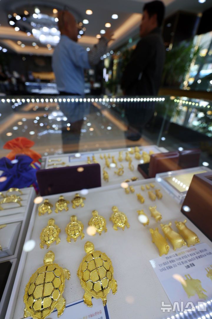 [서울=뉴시스] 조성우 기자 = 국제 금값이 12년 만에 최대 낙폭을 기록한 22일 서울 종로구 한국금거래소에 금 제품이 진열돼 있다.전날 뉴욕상품거래소(COMEX)에서 12월물 금 선물 가격은 트로이온스당 4109.1달러로 마감하며, 하루 만에 5.74% 급락했다. 이날 낙폭은 2013년 이후 12년만에 가장 컸다. 2025.10.22. xconfind@newsis.com