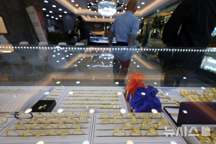 [서울=뉴시스] 조성우 기자 = 국제 금값이 12년 만에 최대 낙폭을 기록한 22일 서울 종로구 한국금거래소에 금 제품이 진열돼 있다.전날 뉴욕상품거래소(COMEX)에서 12월물 금 선물 가격은 트로이온스당 4109.1달러로 마감하며, 하루 만에 5.74% 급락했다. 이날 낙폭은 2013년 이후 12년만에 가장 컸다. 2025.10.22. xconfind@newsis.com