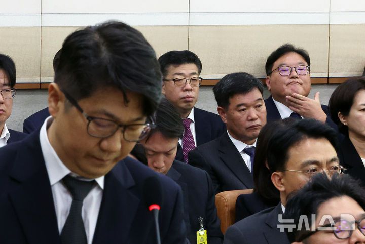 [서울=뉴시스] 김명년 기자 = 엄희준 광주고검 검사가 지난 10월 23일 오전 서울 여의도 국회 법제사법위원회에서 열린 서울고등검찰청-서울중앙지방검찰청 등에 대한 국정감사에서 문지석 광주지검 부장검사의 답변을 듣고 있다. 2025.12.25. kmn@newsis.com