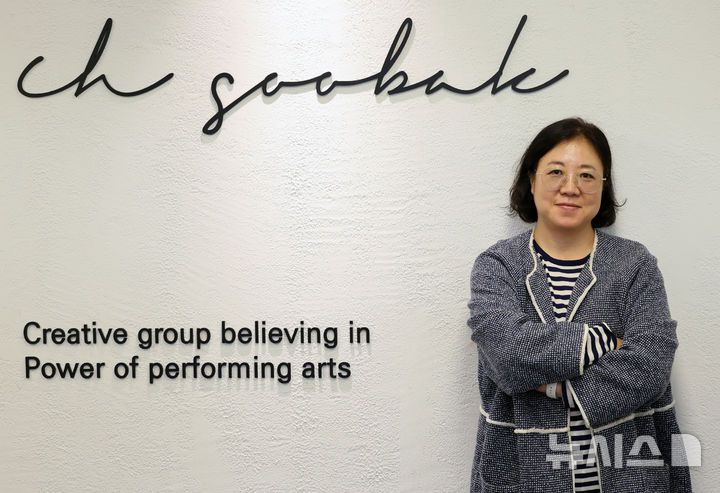 [서울=뉴시스] 배훈식 기자 = 뮤지컬 '빨래' 추민주 연출가가 23일 오후 서울 종로구 씨에이치수박 사무실에서 뉴시스와 인터뷰 전 포즈를 취하고 있다. 2025.10.23. dahora83@newsis.com