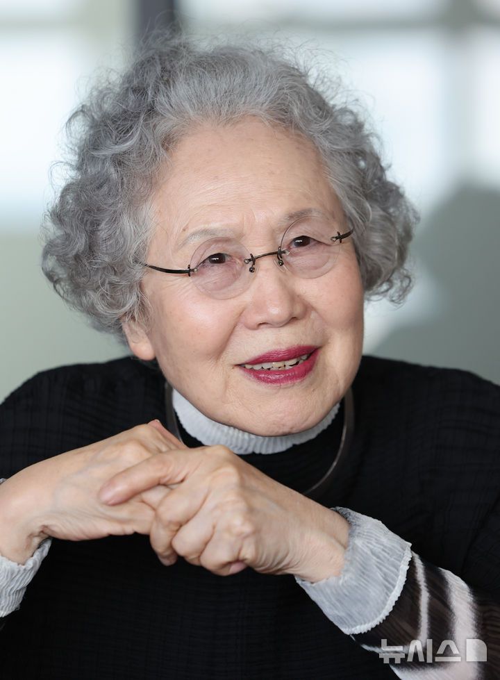 [서울=뉴시스] 황준선 기자 = 배우 박정자가 23일 서울 동작구 원불교소태산기념관에서 뉴시스와 인터뷰를 하고 있다. 2025.10.23. hwang@newsis.com