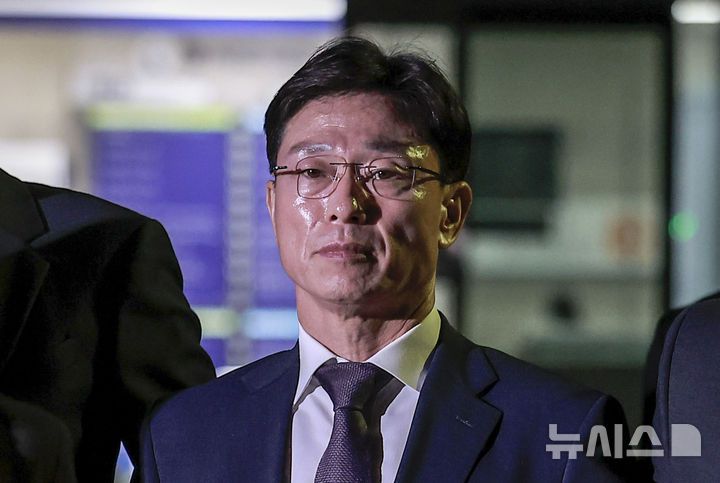 [서울=뉴시스] 정병혁 기자 = 임성근 전 해병대 1사단장이 23일 서울 서초구 서울중앙지방법원에서 열린 영장실질심사를 마친 뒤 나오고 있다. 2025.10.23 jhope@newsis.com