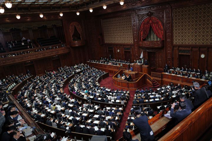 [도쿄=AP/뉴시스]다카이치 사나에 일본 총리가 지난해 10월 24일 오후 국회에서 열린 중의원(하원)·참의원(상원) 양원 본회의에서 소신표명 연설을 하기 전 인사하고 있다. 202.01.15.