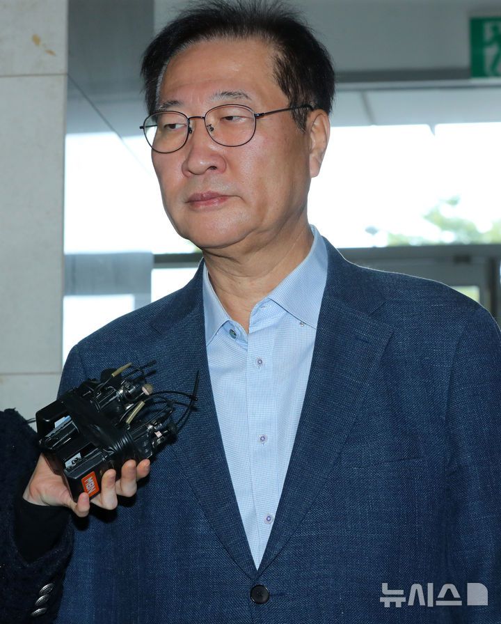 [서울=뉴시스] 김혜진 기자 = 박성재 전 법무부장관이 24일 오전 서울 서초구 순직해병 특별검사팀(특별검사 이명현)에 피의자 조사를 받기 위해 출석하고 있다  2025.10.24 jini@newsis.com