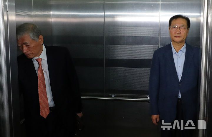 [서울=뉴시스] 김혜진 기자 = 박성재 전 법무부장관이 24일 오전 서울 서초구 순직해병 특별검사팀(특별검사 이명현)에 피의자 조사를 받기 위해 출석하고 있다  2025.10.24 jini@newsis.com