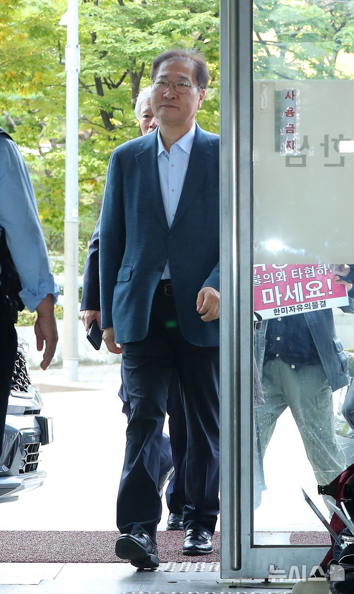 [서울=뉴시스] 김혜진 기자 = 박성재 전 법무부장관이 24일 오전 서울 서초구 순직해병 특별검사팀(특별검사 이명현)에 피의자 조사를 받기 위해 출석하고 있다  2025.10.24 jini@newsis.com