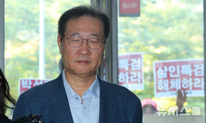 [서울=뉴시스] 김혜진 기자 = 박성재 전 법무부장관이 24일 오전 서울 서초구 순직해병 특별검사팀(특별검사 이명현)에 피의자 조사를 받기 위해 출석하고 있다  2025.10.24 jini@newsis.com