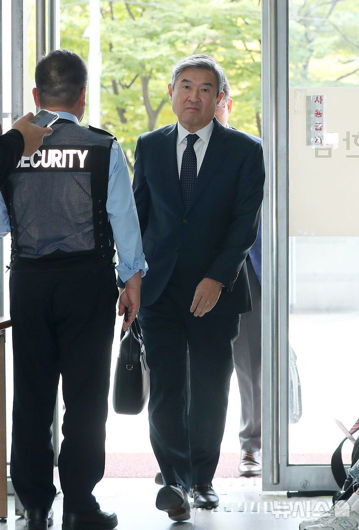 [서울=뉴시스] 김혜진 기자 = 조태용 전 국가안보실장이 24일 오전 서울 서초구 순직해병 특별검사팀(특별검사 이명현)에 피의자 조사를 받기 위해 출석하고 있다  2025.10.24 jini@newsis.com