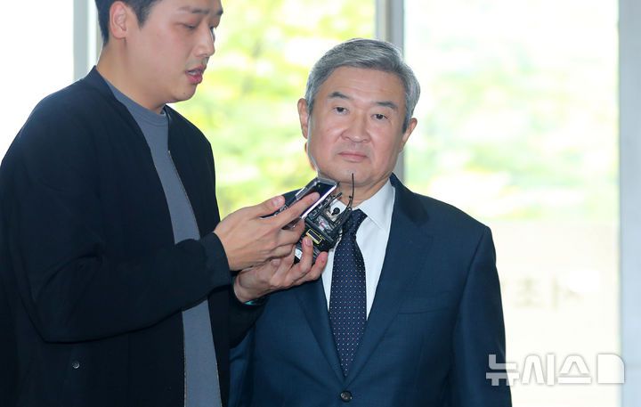 [서울=뉴시스] 김혜진 기자 = 조태용 전 국가안보실장이 24일 오전 서울 서초구 순직해병 특별검사팀(특별검사 이명현)에 피의자 조사를 받기 위해 출석하고 있다  2025.10.24 jini@newsis.com