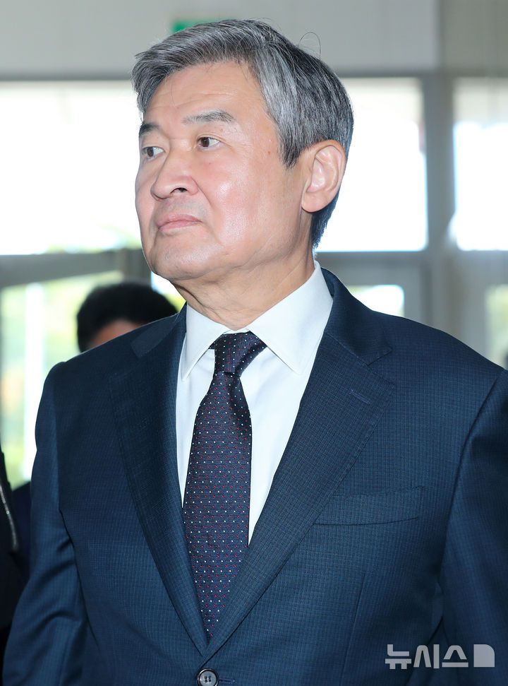 [서울=뉴시스] 김혜진 기자 = 조태용 전 국가안보실장이 24일 오전 서울 서초구 순직해병 특별검사팀(특별검사 이명현)에 피의자 조사를 받기 위해 출석하고 있다  2025.10.24 jini@newsis.com