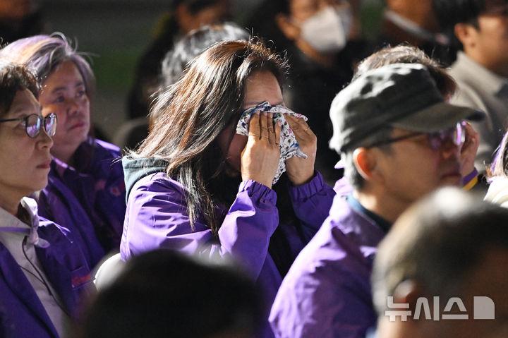 [광주=뉴시스] 이영주 기자 = 10·29 이태원 참사 3주기를 5일 앞둔 24일 오후 광주 동구 5·18민주광장 회화나무숲 일원에서 열린 10·29 이태원 참사 3주기 광주시민추모대회 도중 한 유가족이 눈물을 흘리고 있다. 2025.10.24. leeyj2578@newsis.com