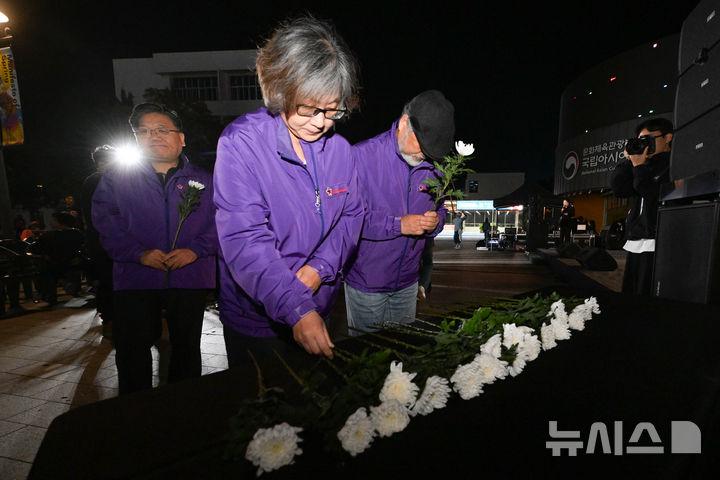 [광주=뉴시스] 이영주 기자 = 10·29 이태원 참사 3주기를 5일 앞둔 24일 오후 광주 동구 5·18민주광장 회화나무숲 일원에서 열린 10·29 이태원 참사 3주기 광주시민추모대회 도중 유가족들이 헌화하고 있다. 2025.10.24. leeyj2578@newsis.com