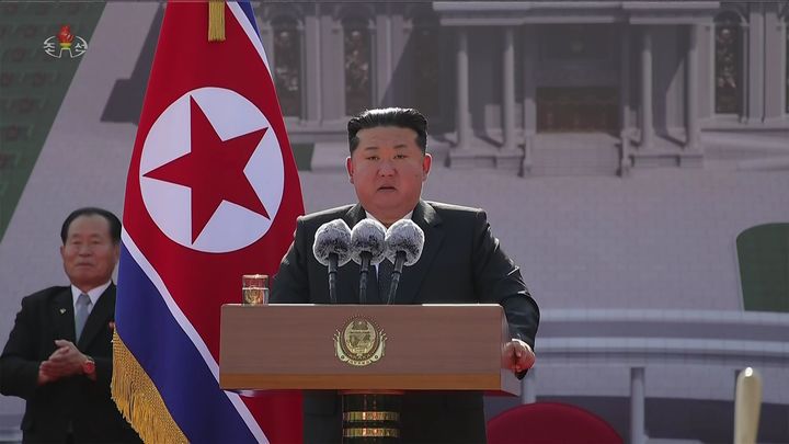 [서울=뉴시스] 북한 조선중앙TV가 김정은 북한 국무위원장이 지난 23일 평양에서 열린 해외군사작전 전투위훈기념관 착공식에 참석했다고 보도했다. 김정은 국무위원장이 발언하는 모습. (사진=조선중앙TV 캡쳐) 2025.10.24. photo@newsis.com *재판매 및 DB 금지