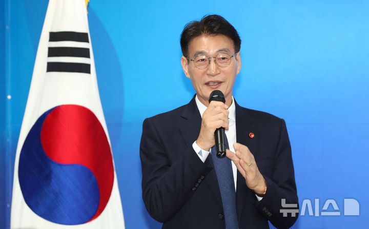 [제주=뉴시스] 우장호 기자 = 문대림 더불어민주당 의원이 25일 오전 제주시 이도2동에 위치한 민주당 도당사에서 열린 핵심 당원 간담회에서 인사말을 하고 있다. 2025.10.25. woo1223@newsis.com